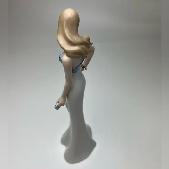 Cosmos Porcelain Elegant Doll - Picture 12 of 17